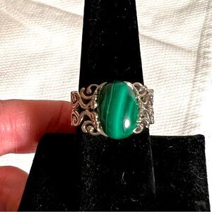 Sterling Silver Malachite oval cabochan stone in a stunning green  925  Size 8
